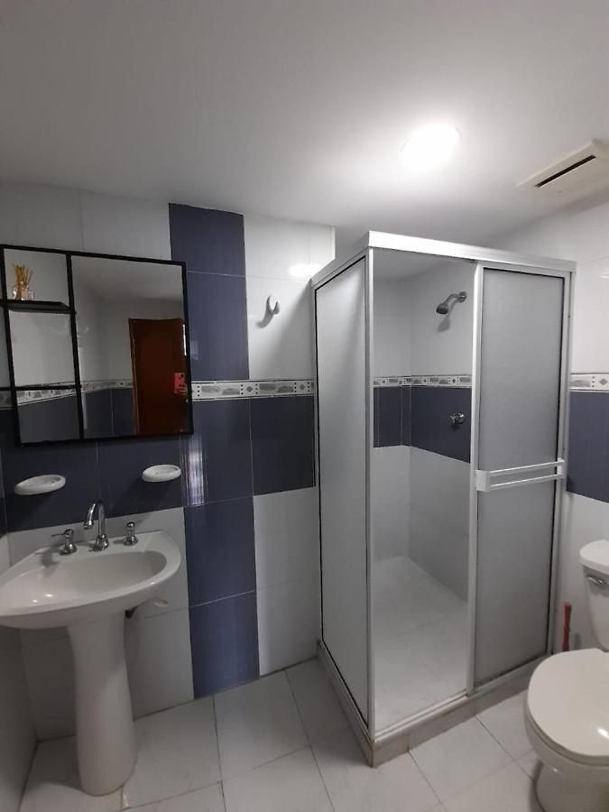 Apartamento En Edificio El Conquistador Sector El Laguito - By Corfeinco